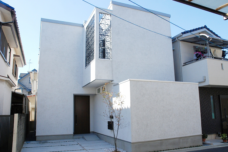 どこにいても家族の気配を感じるシンプルハコの住まい